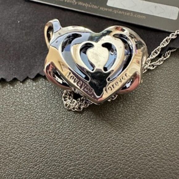 QIANSE "Heart of Ocean" White Gold Plated Necklace Made with Swarovski Crystals - Picture 4 of 4